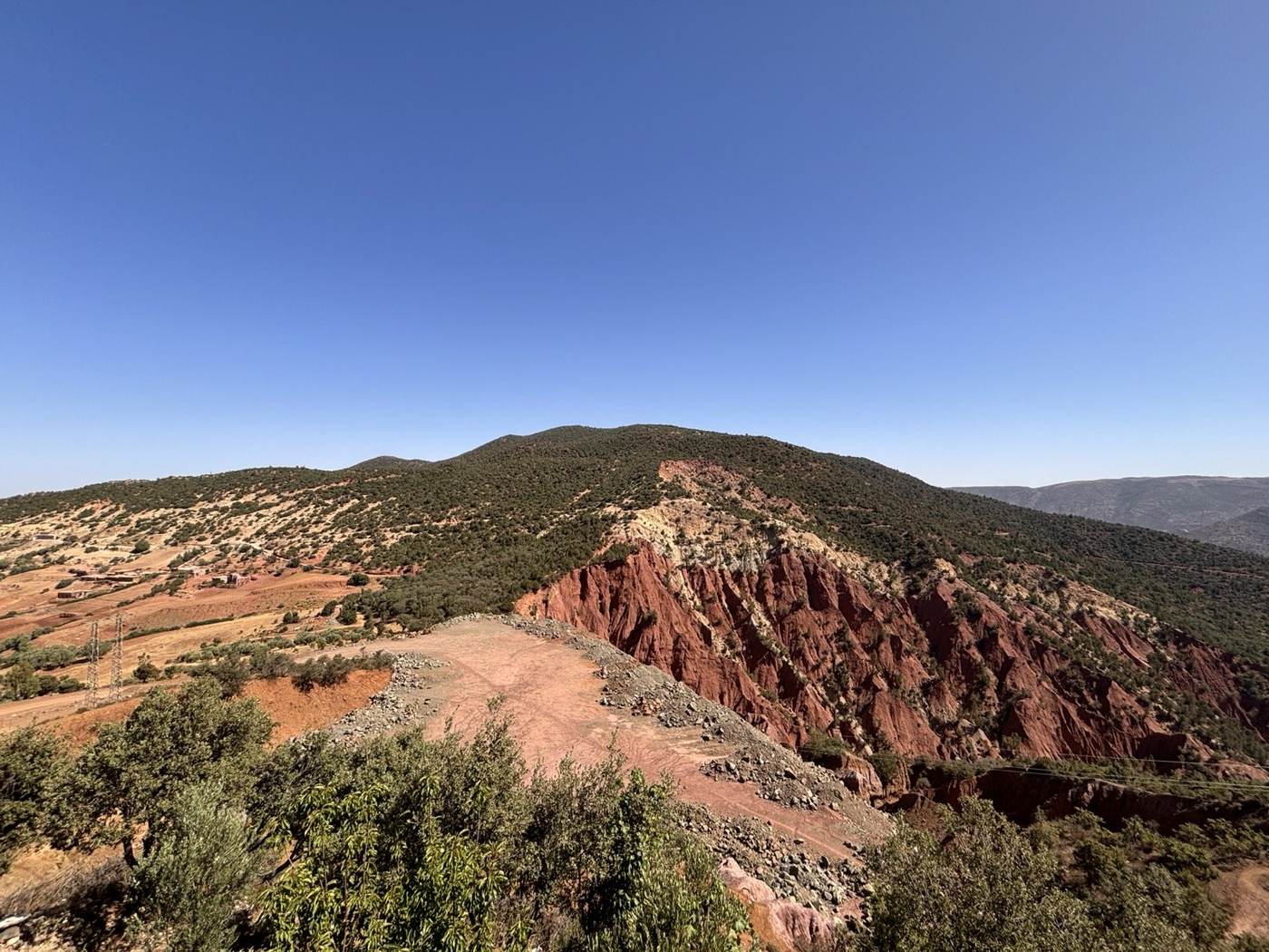 Crêtes de l'Atlas et vallée encaissée