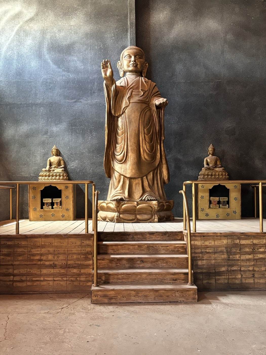Statue dorée dans une boutique d'antiquités