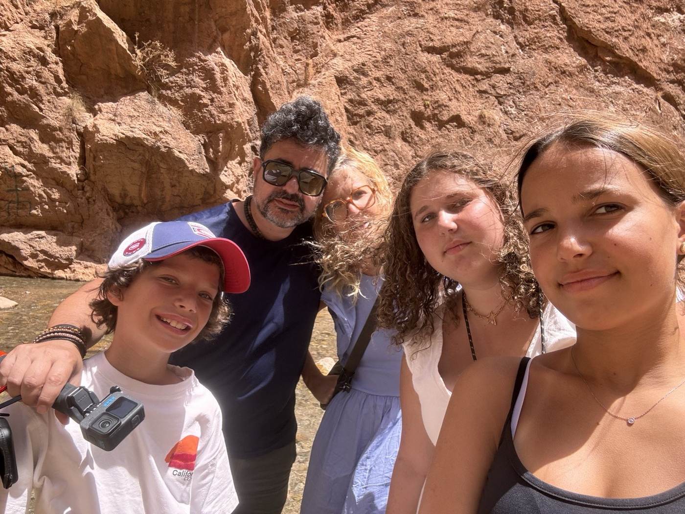 Famille en excursion dans les gorges marocaines