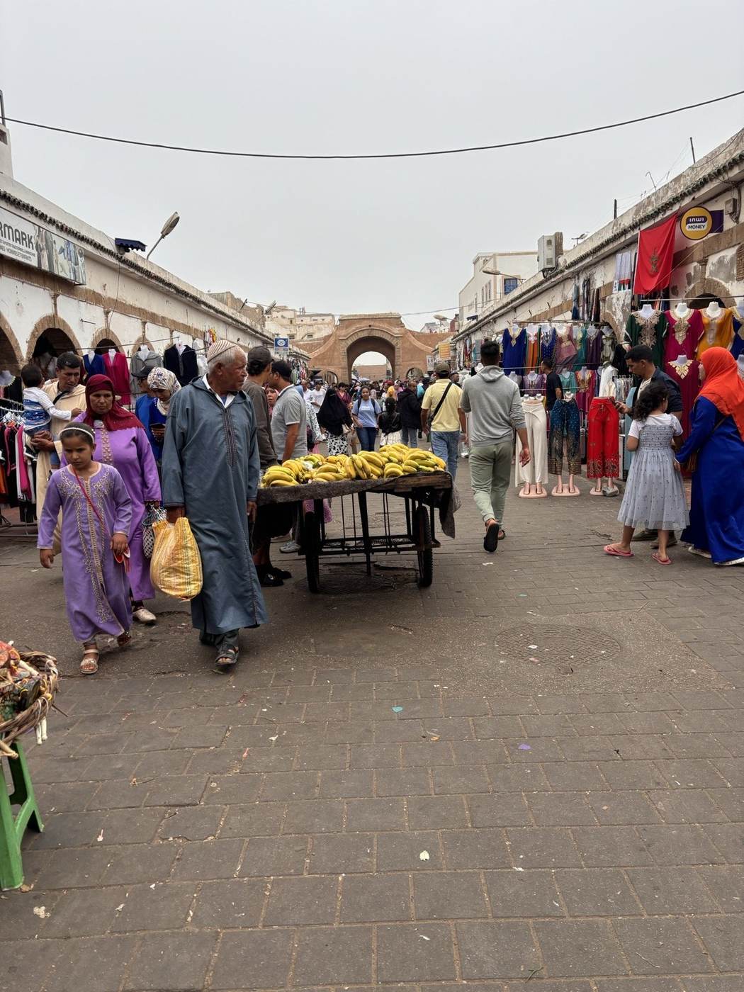 Marché coloré et caftans traditionnels