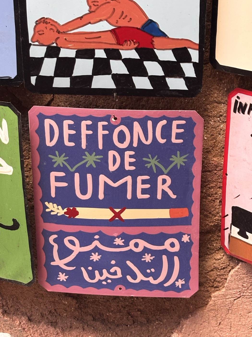 Enseigne artisanale colorée dans un souk d'Essaouira
