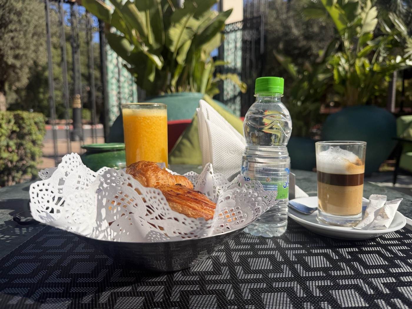 Jus d'orange frais et viennoiseries