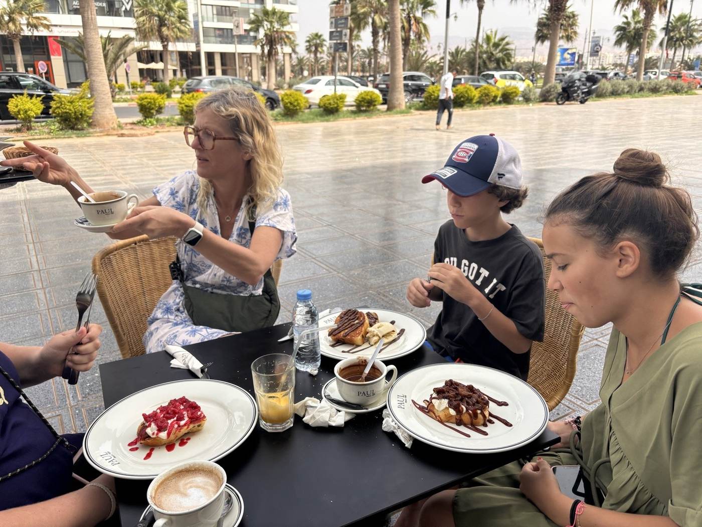 Pâtisseries en famille sur la corniche d'Agadir