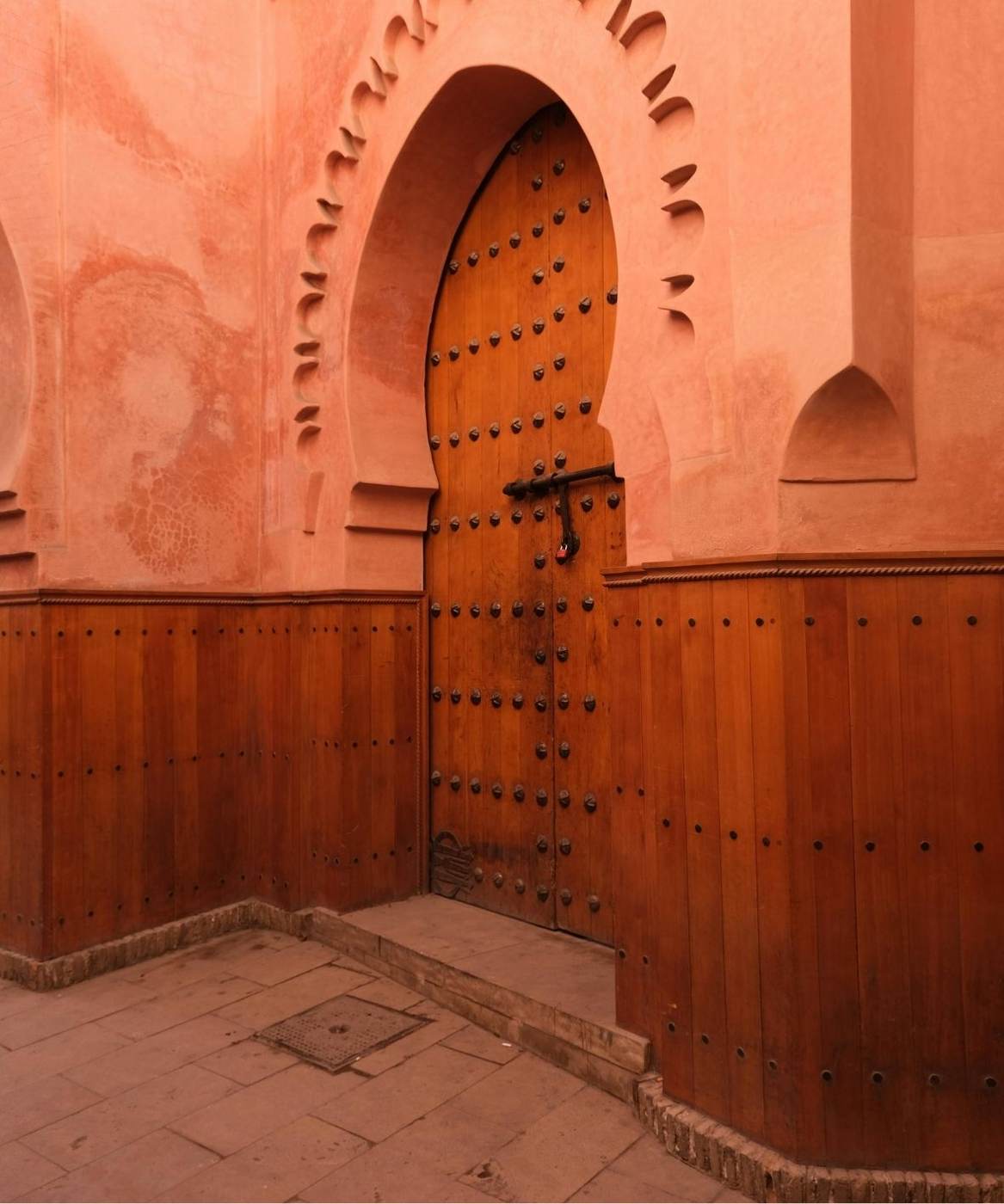 Ruelle animée de la médina de Fès