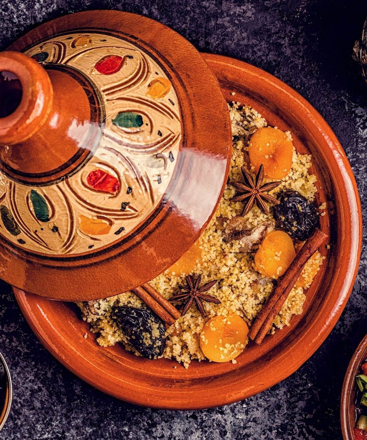 Tajine traditionnel garni d'épices et de fruits secs